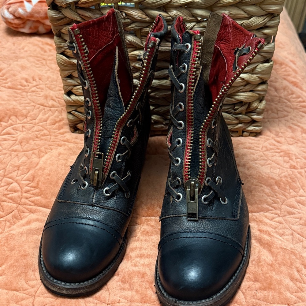 Freebird Liverpool Red Zipper Black Size 10 fit like 9.5 or small 10 - Picture 4 of 16